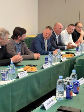 MINISTER ZA NARAVNE VIRE IN PROSTOR JE S PREDSTAVNIKI MINISTRSTVA ZA INFRASTRUKTURO IN DRUGIMI STROKOVNJAKI NA DELOVNEM OBISKU NA OBČINI ŠKOFLJICA